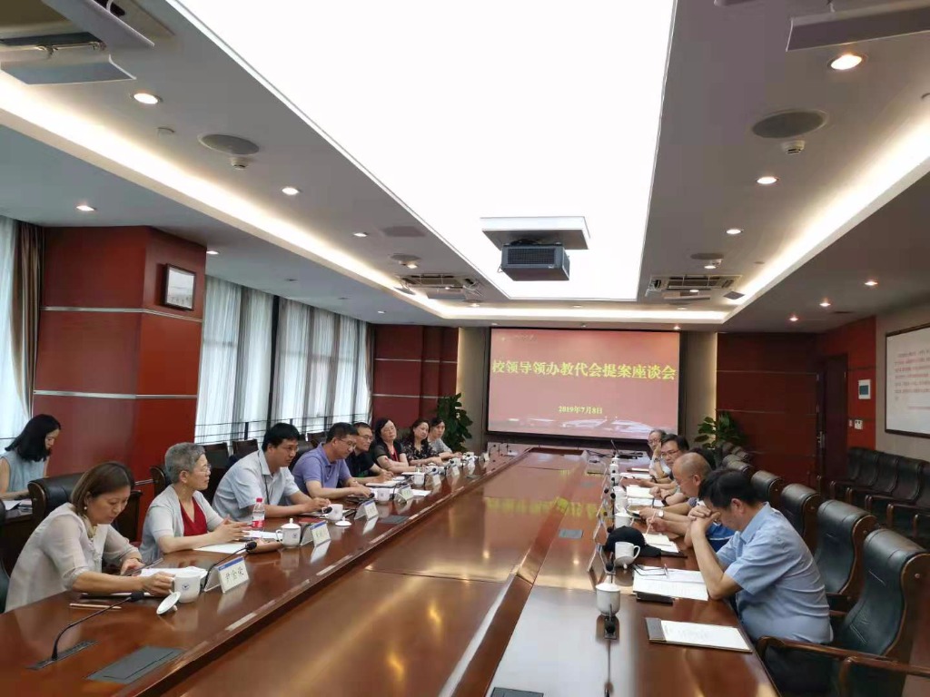 校党委常委、副校长严建华与八届二次教代会提案代表座谈